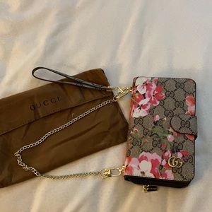 Gucci wallet / wristlet / phone holder